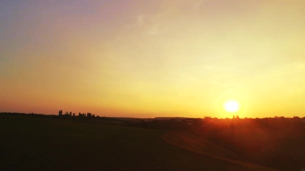 Images aériennes épiques de magnifiques couchers de soleil chauds sur la campagne estivale . — Video