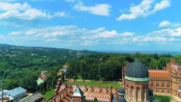Vista sul famoso edificio universitario in Ucraina dall'alto nel cielo . — Video Stock