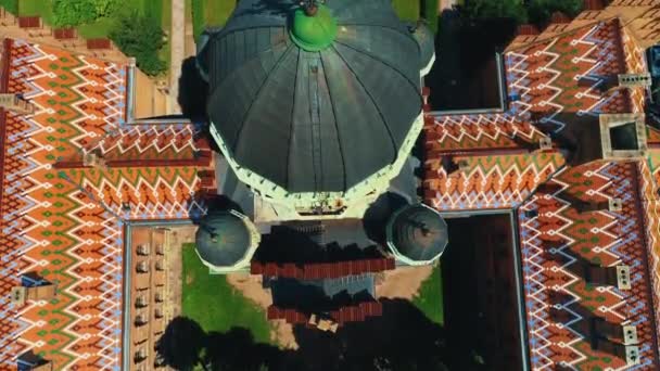 교회 항공 사진. 맨 위에 정교회 십자가가 그려진 드론 이 천천히 교회 돔 주위를 날아다닌다. — 비디오