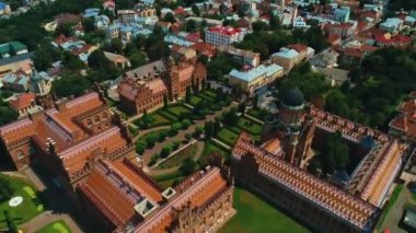 Chernivtsi Ulusal Yurii Fedkovych Üniversitesi manzaralı yeşil yaz şehrinin klibi.