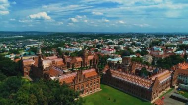 Chernivtsi Ulusal Yurii Fedkovych Üniversitesi manzaralı yeşil yaz şehrinin klibi.