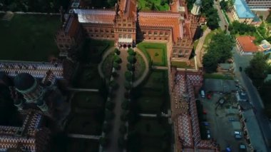 Bu video, Chernivtsi Ulusal Üniversitesi Kampüsü 'nün etnik modeller tarzında dış görünüşünü çok güzel gösteriyor..