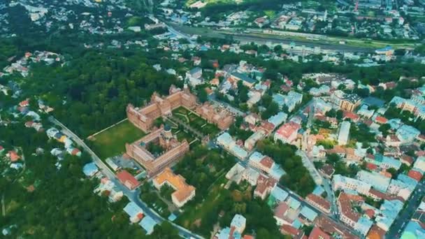 Вид с воздуха на один из старейших вузов Украины, Черновицкий национальный университет . — стоковое видео