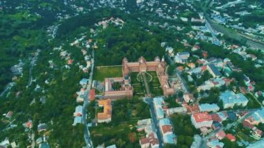 Bu video, Chernivtsi Ulusal Üniversitesi Kampüsü 'nün etnik modeller tarzında dış görünüşünü çok güzel gösteriyor..