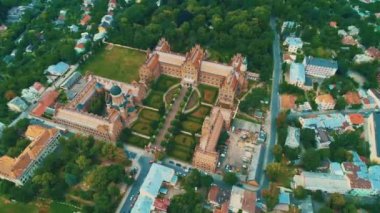 Ukrayna 'nın en eski üniversitelerinden birinin havadan görüşü, Chernivtsi Ulusal Üniversitesi.