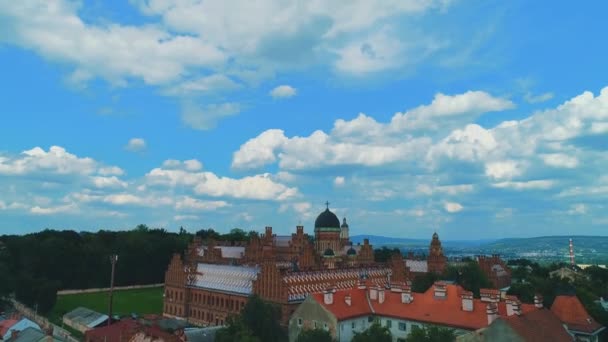 Este vídeo mostra uma bela vista sobre o Campus Universitário Nacional Chernivtsi em padrões étnicos estilo exterior . — Vídeo de Stock