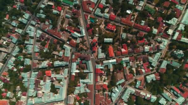Imágenes aéreas de calles, bloques y techos de casas en el paisaje urbano en un soleado día de verano . — Vídeo de stock