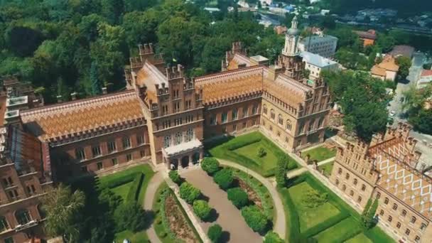 La residencia de la Universidad Nacional de Chernivtsi y sus techos bordados desde el aire . — Vídeo de stock