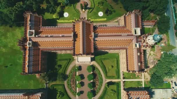 Die Residenz der Nationalen Universität Tschernowitz und ihre bestickten Dächer aus der Luft. — Stockvideo