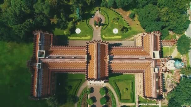 Wewnętrzne terytorium pięknej ukraińskiej uczelni z ogrodem botanicznym z lotu ptaka. — Wideo stockowe