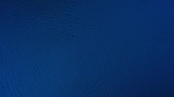 Círculo de agua girando y extendiendo la superficie de movimiento en tono azul . — Vídeos de Stock