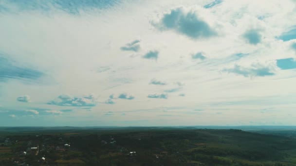 Vue aérienne par drone de l'heure du matin sur une campagne paisible avec des champs agricoles verts et des maisons . — Video