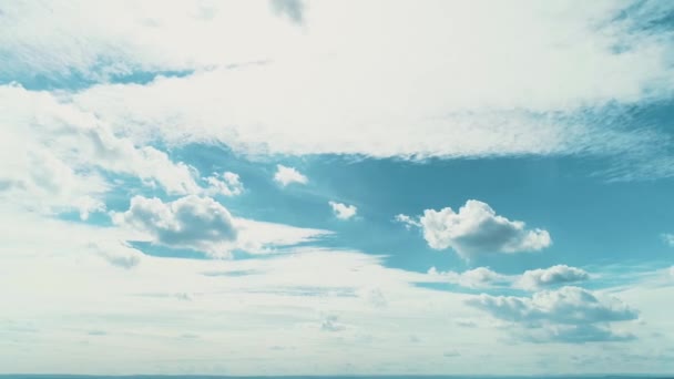 Beautiful clear blue sky with moving white puffy clouds on sunny weather. — Stockvideo