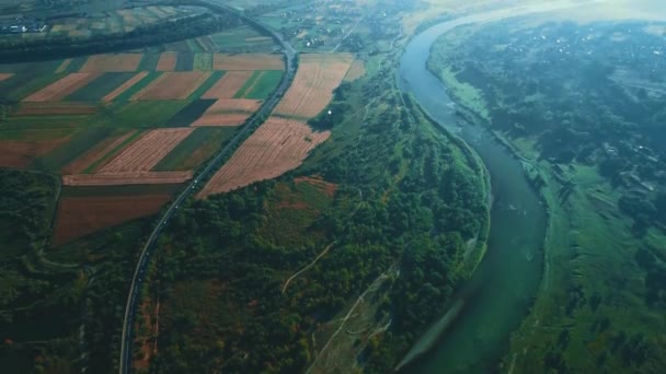 Images cinématographiques de drones survolant la forêt fluviale alors que plusieurs voitures sont en route vers la campagne . — Video