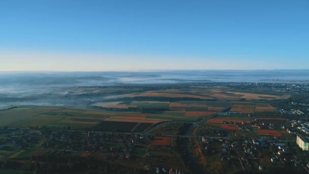 Drone aerea liscia vista volante della campagna del villaggio nella nebbia . — Video Stock