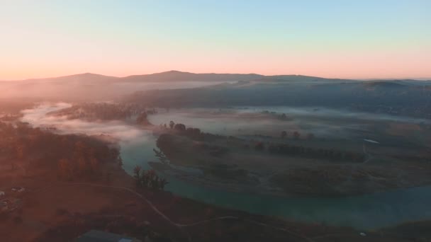 Beautiful misty dawn over the river and mountain settlement on early autumn season. — Stok video