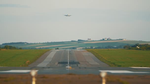 Flugzeug fliegt zur Landebahn, um auf einem Flughafen im Grünen zu landen. — Stockvideo