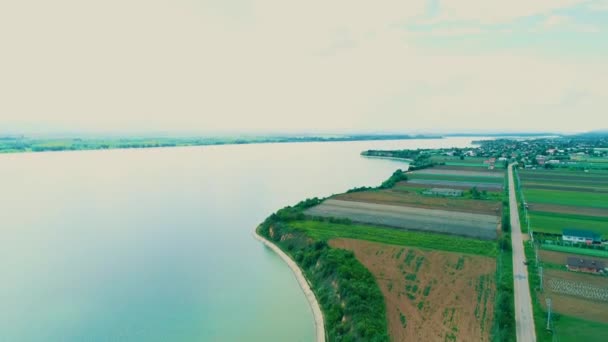 4k materiał filmowy krajobrazu lotniczego i cudownej szerokiej rzeki z wyraźnym wanter. — Wideo stockowe