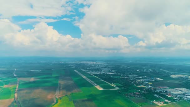Luchtfoto drone hemel uitzicht op groen platteland en metropool onder majestueuze blauwe hemel met witte prachtige wolken. — Stockvideo