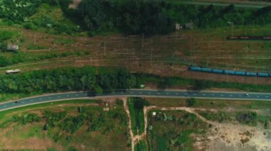Kırsal alanda kuş bakışı manzara. Otoyol trafiği ve yan tarafında tren yolu var..