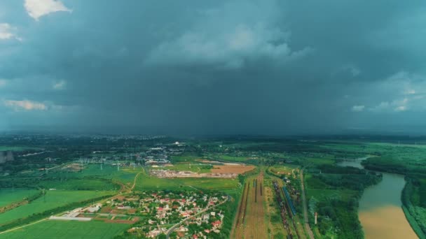 Tempestade dramática nuvens escuras e chuvosas movendo-se sobre a exuberante paisagem rural de verão . — Vídeo de Stock