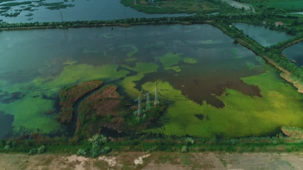 Imágenes aéreas de drones del lago del embalse y presas para plantas de energía renovable . — Vídeo de stock