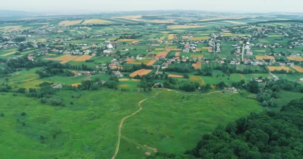 Vista aérea de uma aldeia na Ucrânia na primavera, quando tudo está crescendo e florescendo . — Vídeo de Stock