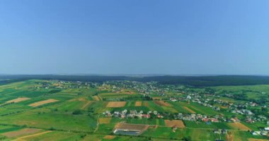 Her şeyin büyüyüp çiçek açtığı bahar zamanı Ukrayna 'daki bir köyün havadan görünüşü..