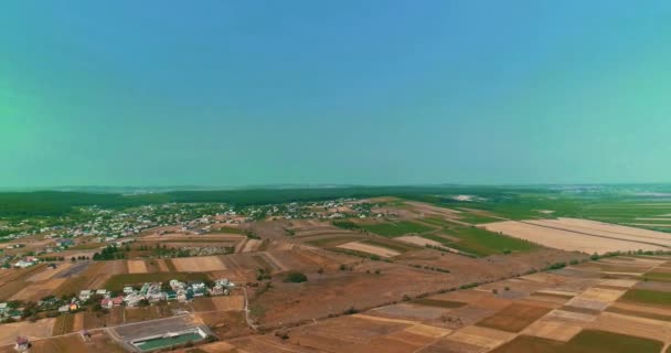 Filmagem aérea da paisagem de grama verde trabalhada pelo agricultor ceifou e despejou campos após a semeadura . — Vídeo de Stock