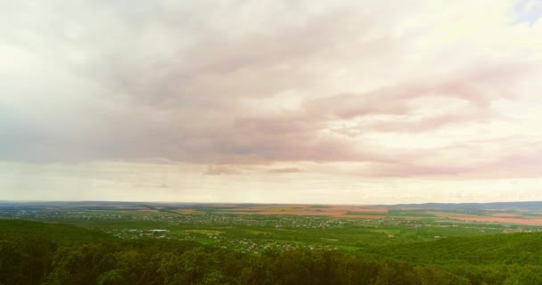 Prachtig groen landschap in lichte mist na regen onder roze lucht bij zonsondergang. — Stockvideo