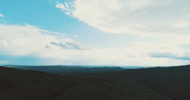 Federwolken fliegen über den Bergrücken, bereit, in der Dunkelheit zu fallen. — Stockvideo