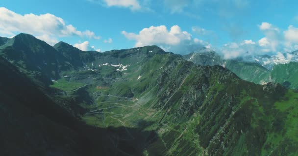 Ruta sinuosa a la cima de la montaña a lo largo de verdes acantilados y valles en el soleado día de verano . — Vídeos de Stock