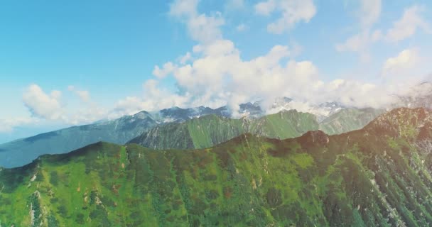 Epické vysoké horské hřebeny umístěné jeden po druhém pod kumulovanými mraky nebe z drone záběry. — Stock video