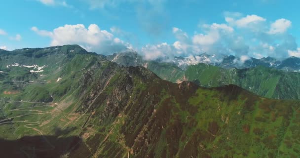 Epische hoge bergkammen één voor één onder cumulus wolken hemel van drone beelden. — Stockvideo