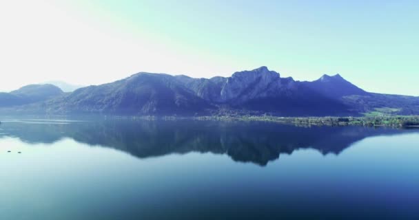 Riprese panoramiche della catena montuosa riflessa nel lago acqua pulita . — Video Stock