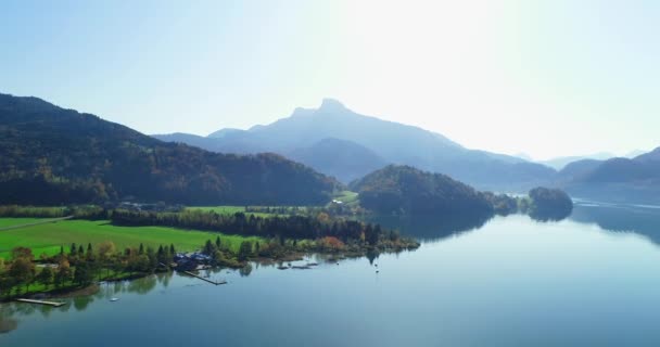 Landschappelijk panorama uitzicht op nederzetting in de buurt van de berg gelegen aan een prachtige baai op zonnige dag met blauwe lucht. — Stockvideo