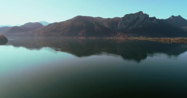 Riprese panoramiche della catena montuosa riflessa nel lago acqua pulita . — Video Stock