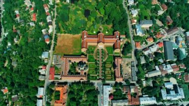 Chernivtsi 'de güneşli hava manzarası - eski batı Ukrayna şehri.