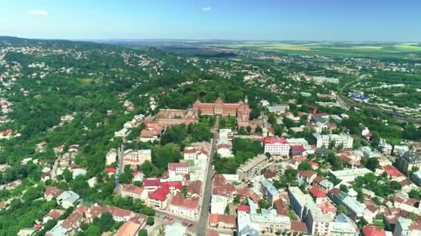 Zonnig uitzicht op Chernivtsi - oude westelijke Oekraïense stad. — Stockvideo