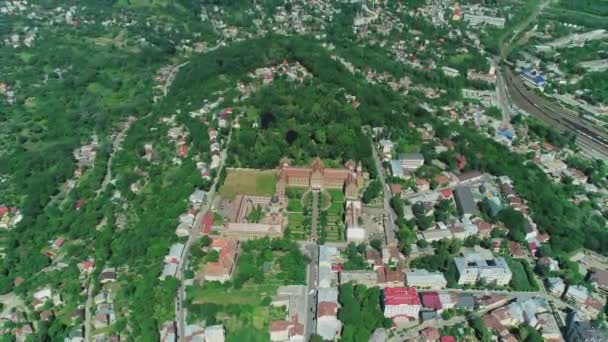 Vue aérienne ensoleillée sur Tchernivtsi - vieille ville de l'ouest ukrainien . — Video