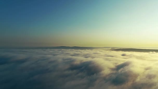 在云雾上空向太阳和地平线上的群山飞去. — 图库视频影像