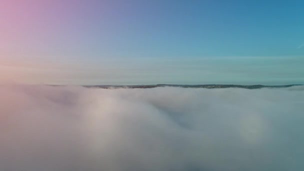 4k timelapse low angle view cloudscape with wind blowing white fluffy clouds passing the sun in clear sky with sunlight through the cloud. — Stock Video
