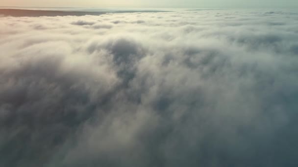 在云雾上空向太阳和地平线上的群山飞去. — 图库视频影像
