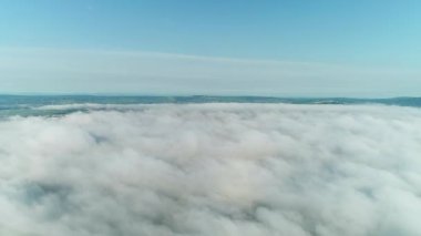 4k zaman ayarlı düşük açılı bulutlu rüzgar bulutlu bulutlu bulutlu bulutlu açık gökyüzünde güneş ışığı bulutların arasından geçerken.