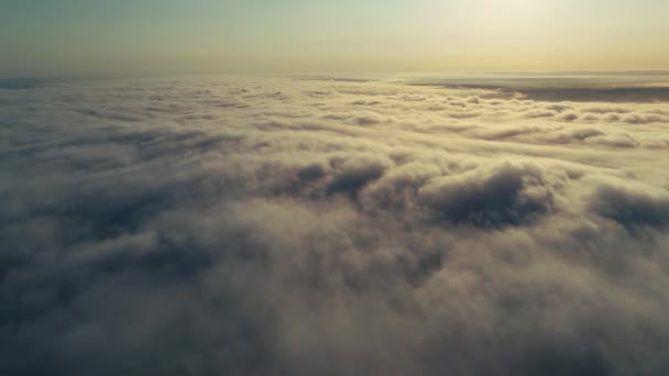 Visión panorámica épica de la niebla de superficie en movimiento radiada con rayos de sol que cubren un continente. Paisaje cielo abrumado . — Vídeos de Stock