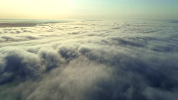 从无人驾驶飞机俯瞰云层上方的影像镜头，动作缓慢. — 图库视频影像