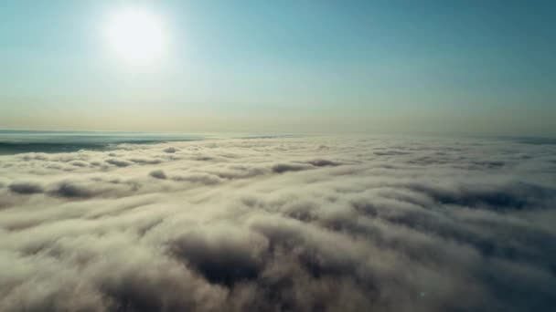 Impresionantes imágenes cinematográficas de la vista aérea por encima de las nubes desde el dron, moviéndose lentamente . — Vídeos de Stock