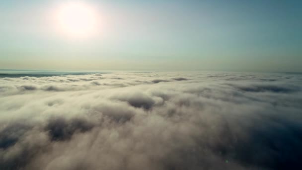 Visión panorámica épica de la niebla de superficie en movimiento radiada con rayos de sol que cubren un continente. Paisaje cielo abrumado . — Vídeos de Stock