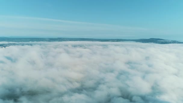 4k timelapse lage hoek uitzicht wolkenlandschap met wind waait witte pluizige wolken die de zon aan heldere hemel met zonlicht door de wolk. — Stockvideo