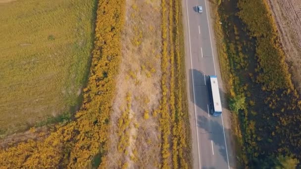 在狭窄的乡村道路上观光巴士的空中景观. — 图库视频影像